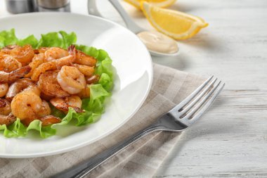 Lezzetli taze karides sepeti ile plaka