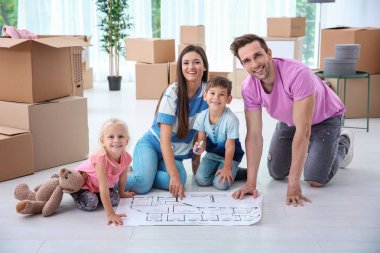 Katta kapalı ev planı ile mutlu aile