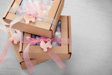 Kutuları ile bebek duş iyilik üzerinde açık renkli