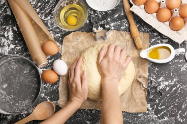 kadın Şef hamur yoğurma