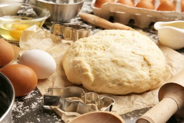 Malzemelerle çiğ hamur