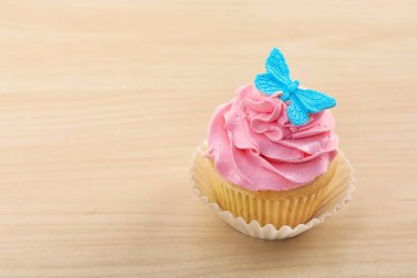 Hafif ahşap arka plan üzerinde güzel cupcake