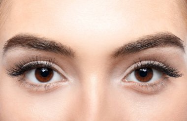kirpik uzantıları olan kadın