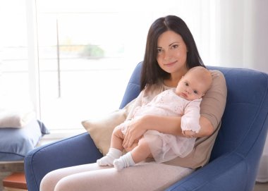 Genç anne holding bebek evde