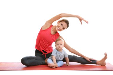 Genç anne bebek beyaz izole, Yoga yapıyordum