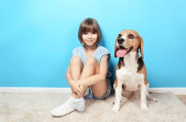 köpek ile şirin kız