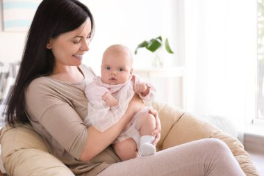 Genç anne holding bebek evde