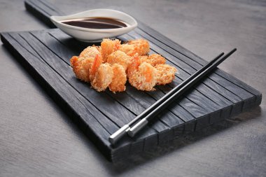 Kurulu ile lezzetli taze karides sepeti 