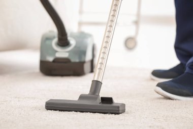 Genç adam halı yıkama