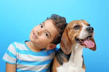 Sevimli çocuk ile renk arka plan üzerinde köpek