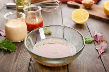 Salata için lezzetli sos ile kase 