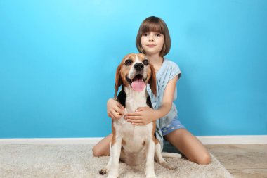 köpek ile şirin kız 