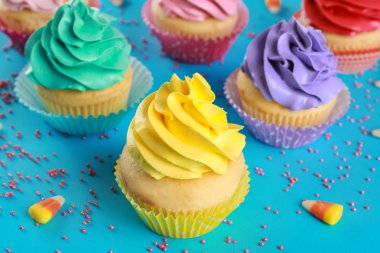 Renkli arka planda lezzetli kekler