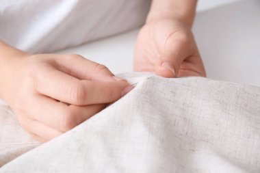 El ile closeup dikiş kadın