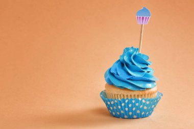 Renkli arkaplanda lezzetli bir kek