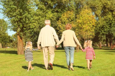 Yaşlı çift granddaughters Park ile