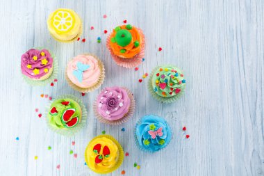 Ahşap masa üzerinde güzel kekler