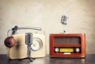 Retro radyo, kulaklık ve mikrofon ışık duvara karşı masada
