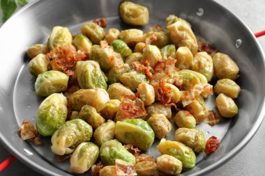 Brüksel lahanası ve pastırma ile kızartma tavası