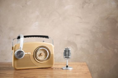 Retro radyo, kulaklık ve mikrofon 
