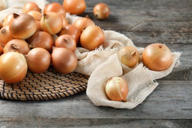 Hasır mat ve kumaş taze çiğ sarı soğan ile