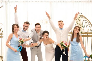 En iyi erkekler ve düğün günü, kapalı nedime ile mutlu güzel Çift