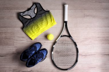 Tenis raketi, top, giysi ve ayakkabı