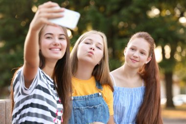 Sevimli gençler açık havada selfie alarak