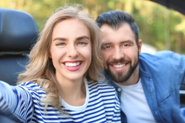 Mutlu genç çift alarak selfie arabada
