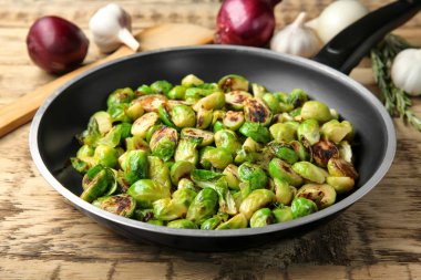 Tavada kavrulmuş brussel filizi ile