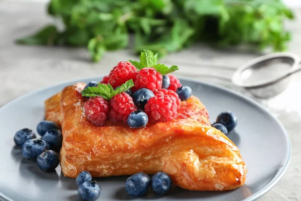 Prato com deliciosa pastelaria — Fotografia de Stock