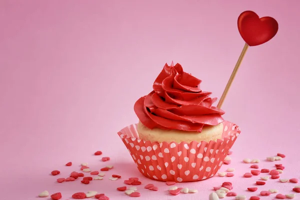 Tasty cupcake on color background — Stock Photo, Image