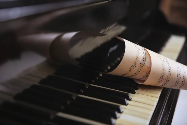 Muziek bladen op piano — Stockfoto