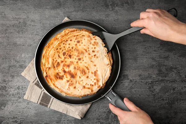 Woman holding pan with pancakes — Stock Photo, Image