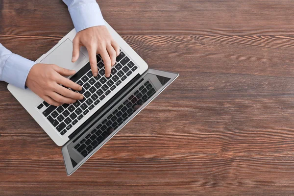 Marketing manager working with laptop — Stock Photo, Image