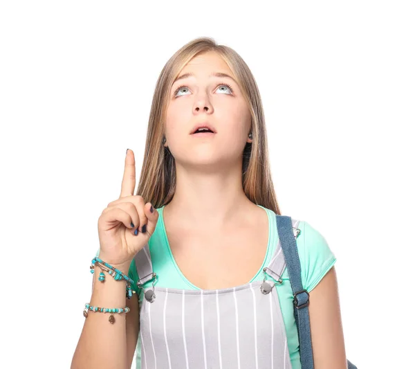 Söt tonåring flicka pekar uppåt på vit bakgrund — Stockfoto