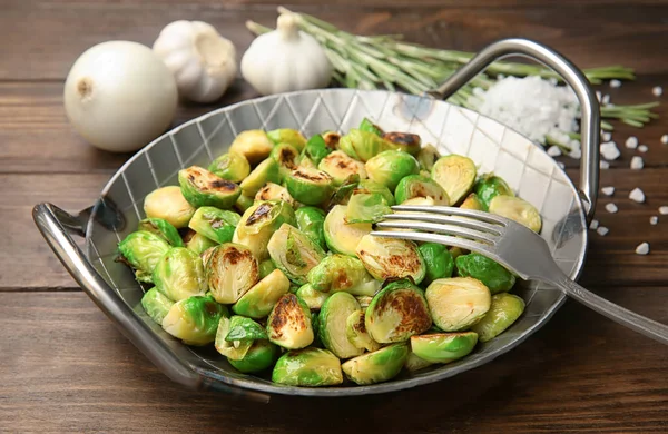 Dish with roasted brussel sprouts — Stock Photo, Image