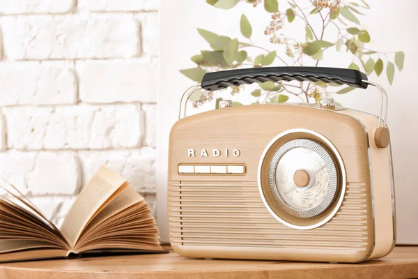 Rádio retro na mesa — Fotografia de Stock