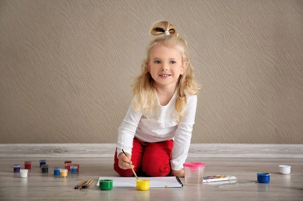 Menina Bonito Pintura Imagem Folha Papel Dentro Casa — Fotografia de Stock