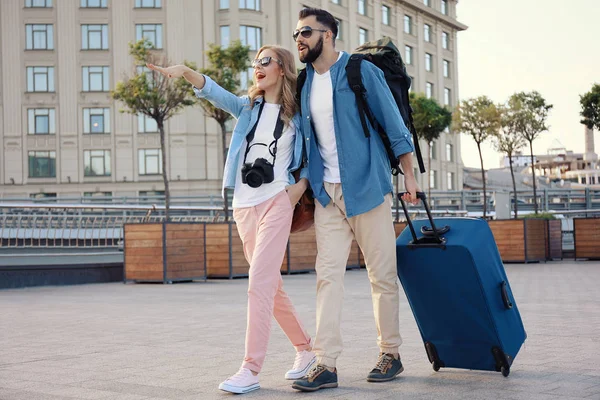 Coppia di giovani turisti con bagagli all'aperto — Foto Stock