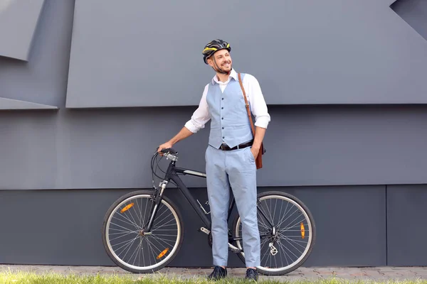 Hombre de negocios guapo con bicicleta —  Fotos de Stock