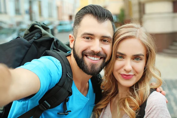 Casal de turistas tirando selfie na rua — Fotografia de Stock
