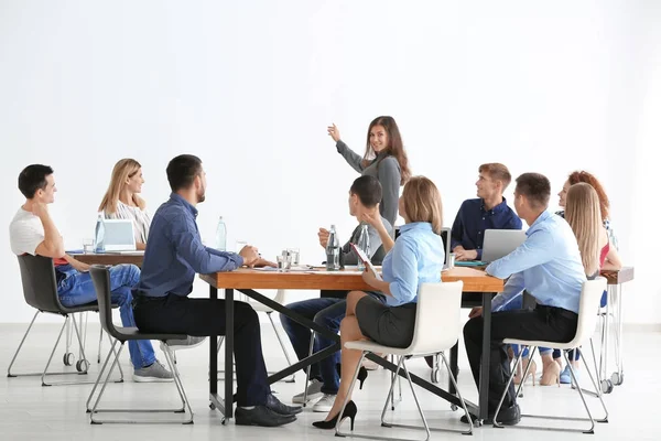 Grupo de personas con formador empresarial en el seminario — Foto de Stock