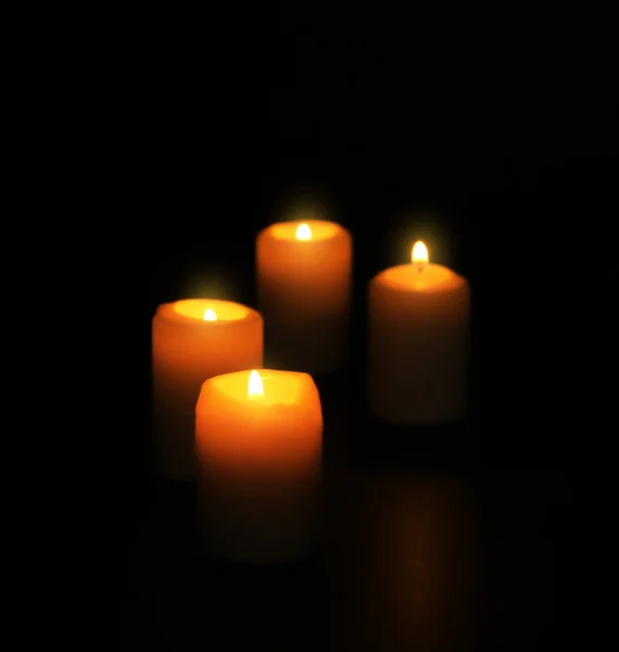 Горящие свечи на заднем плане — стоковое фото