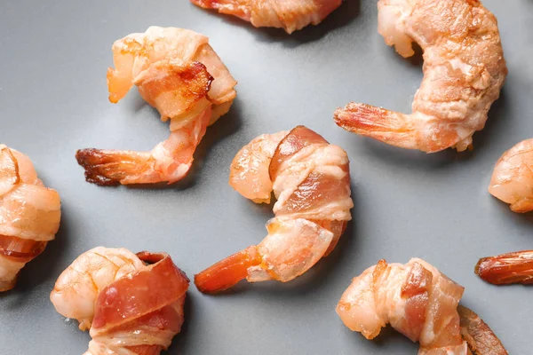 Crevettes enveloppées dans une assiette de bacon — Photo