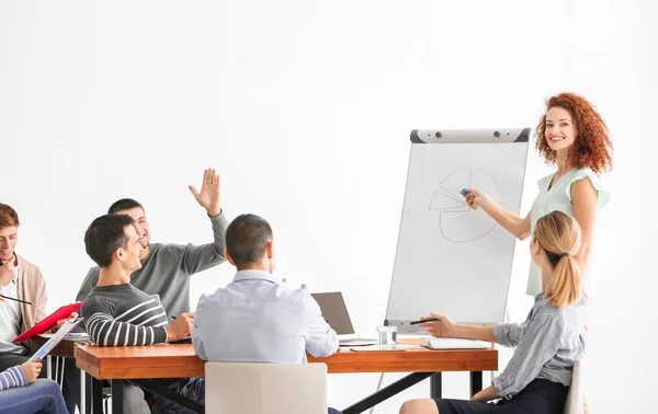 Grupo de personas con formador empresarial en el seminario — Foto de Stock