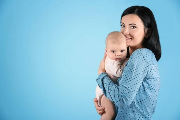 Jovem mãe e bebê bonito — Fotografia de Stock