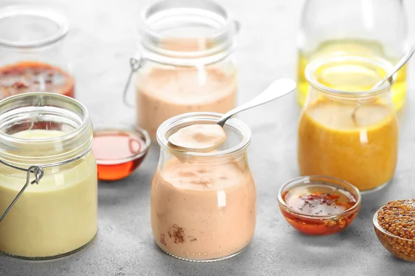 Potten met lekkere sauzen voor salades — Stockfoto