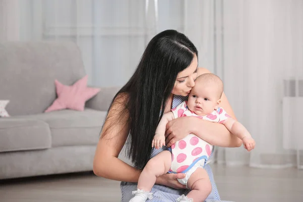 Jovem mãe e bebê bonito — Fotografia de Stock