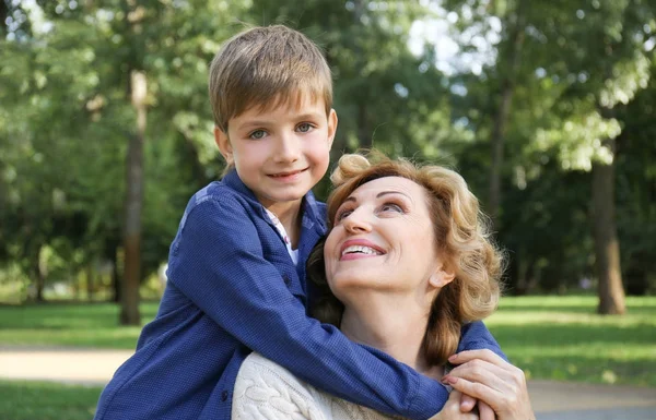 Schattige kleine jongen met oma in park op zonnige dag — Stockfoto